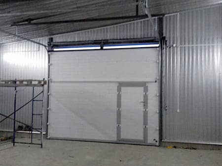 Подъемные ворота с калиткой для гаража в Брянске